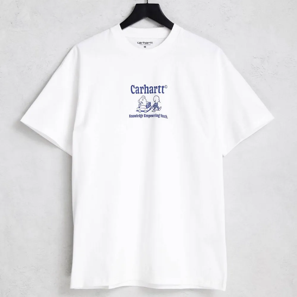 En Carhartt T-shirt i oöppnad förpackning, nyskick. Storlek XL. Nypris: 649kr - Mitt pris: 199kr. Köparen står för frakt. Har du frågor, tvivla inte på att höra av dig! :). T-shirts.