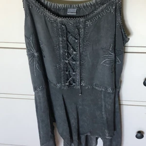 superfin klänning - en jätte vacker klänning som går knyta i midjan för en jättefin snached look, i slutet har den en sliten design som man kan välja att låta va, eller knyta upp dem så de blir en croptop, köpt på sol & måne i gamla stan för ett tag sedan men knappt använd❤️ kontakta för fler bilder då de va svårt att visa hur fin den kan bli på bara 3 bilder. 