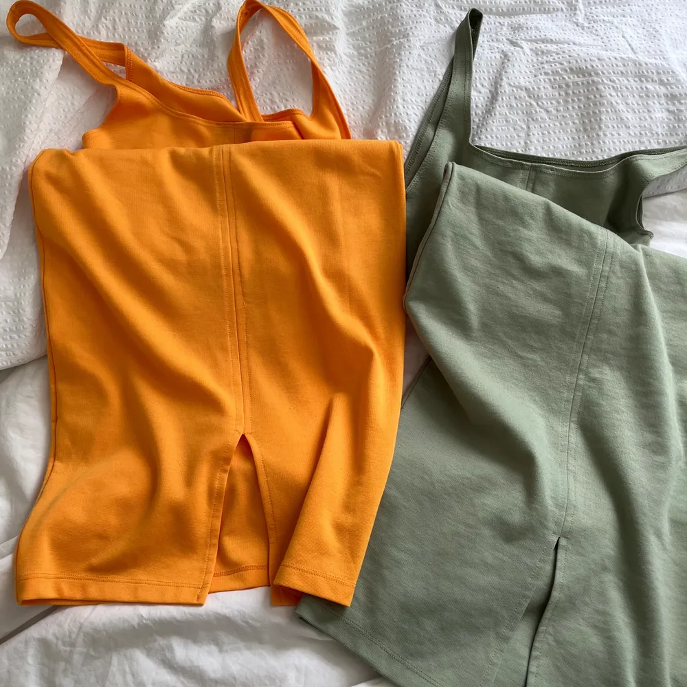 Två likadana klänningar från zara, en grön och en orange. Slit där bak, strl S. Köp en för 70 eller båda för 120💕 Frakt tillkommer men varierar beroende på om du köper en eller båda, 45kr om du köper en och 65kr för båda . Klänningar.