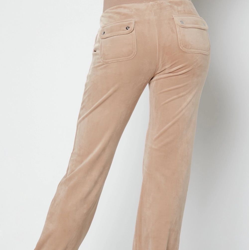 Säljer dessa beiga juicy couture byxorna i S helt oanvända med Lapp kvar!!! Skriv gärna om ni är intresserade ❤️. Jeans & Byxor.