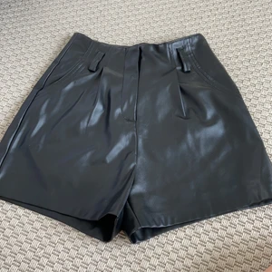 Skinn shorts  - Säljer dessa skit snygga skinn shorts som jag jag sparsamt använt❣️ 