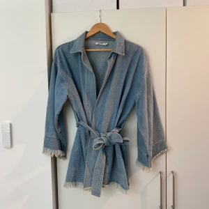 Jeansjacka med band i midjan  - Superfin jeansjacka från NA-KD, storlek 38 ❤️