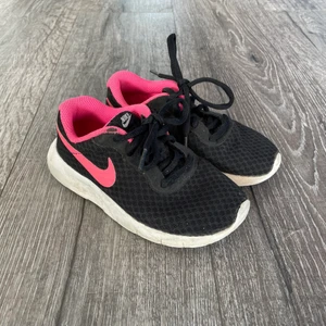 Nike skor barn - Skor från Nike i storlek 28,5 (innermått 17,5cm). Inte mycket använda, väldigt fina