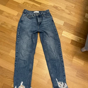 Byxor - Säljer dessa byxor med slitningar nertill!