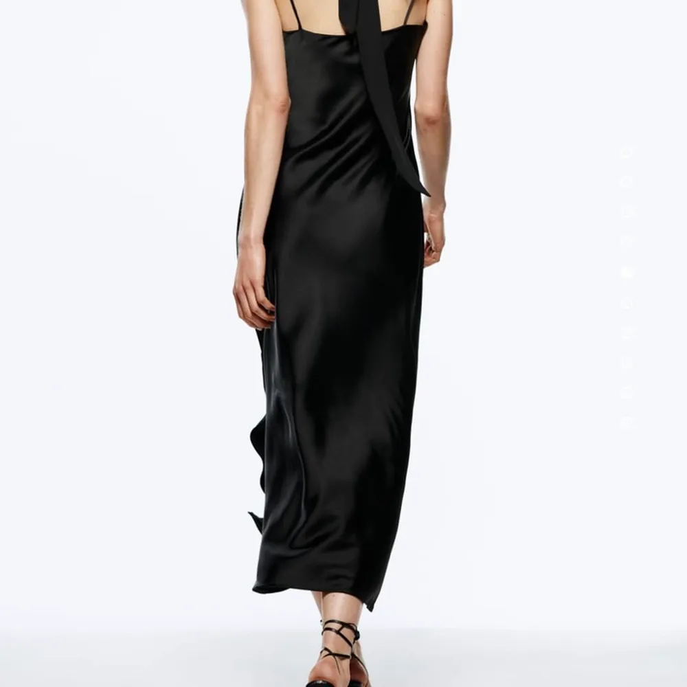 ny silkes klänning från Zara som aldrig använts 💕💕 frakt ingår inte i priset. Klänningar.