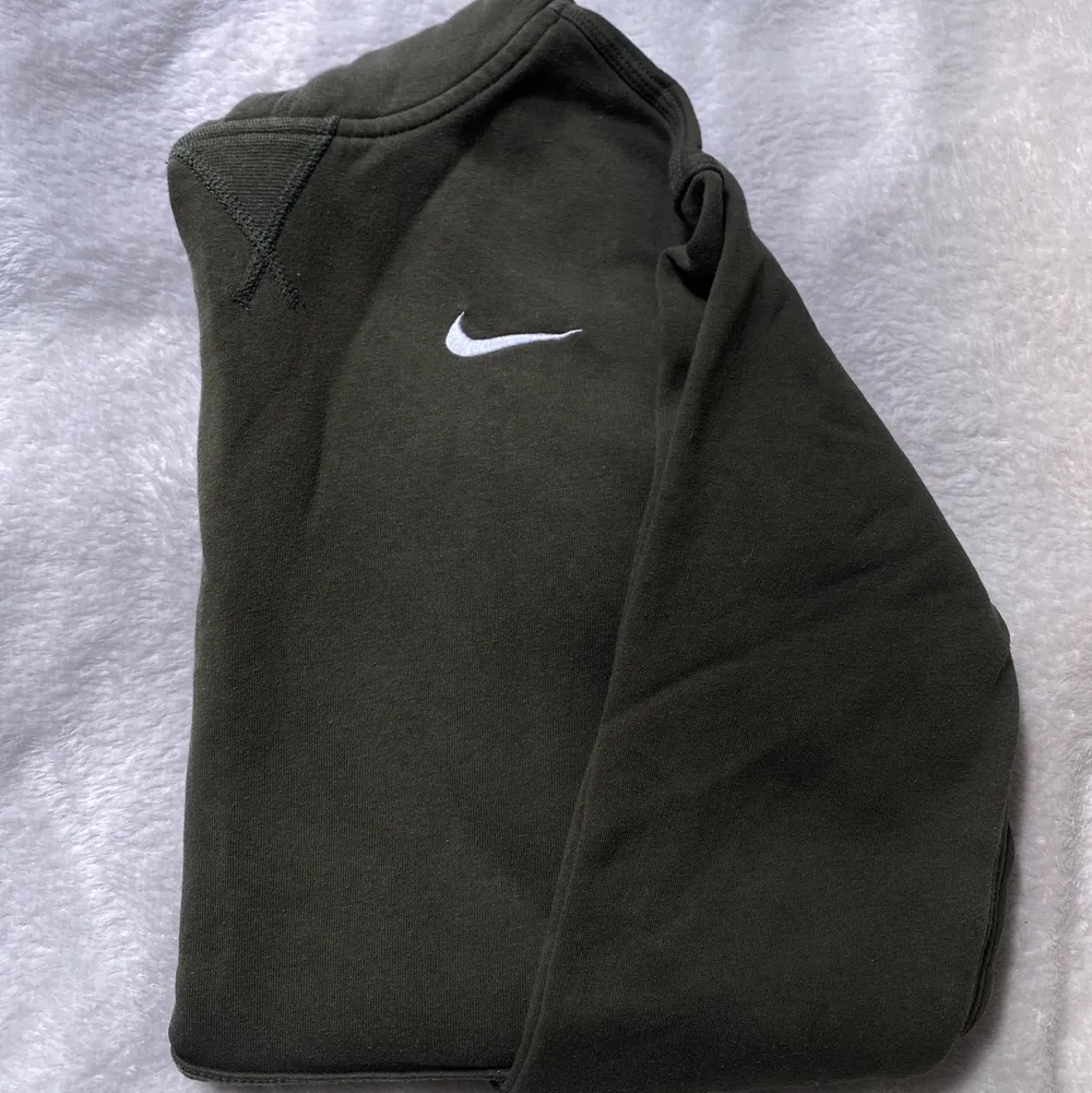 Grön hoodie från Nike som är använd fåtal gånger, den är i nytt skick. . Hoodies.