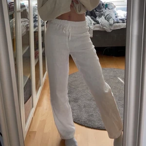 Linnebyxor - Intressekoll på mina vita linnebyxor från designbysi! De är använda 3 gånger och är i jätte bra skick! Är osäker ifall jag vill sälja men hör av er för frågor❤️