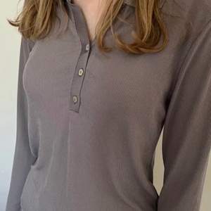 Fin grå/brun ribbad långärmad tröja med skjortkrage från Zara. Hyfsat tunn i materialet så skulle snarare kalla den för en långärmad t-shirt. Men den är inte genomskinlig. Tvivla inte att fråga om det är något du undrar över! 🤍