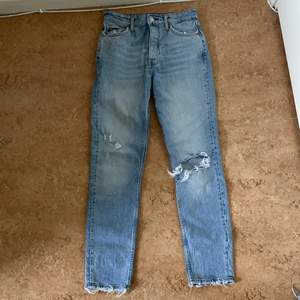 Raka jeans med slitningar utan stretch från Gina Tricot. Storlek 36 i bra skick.