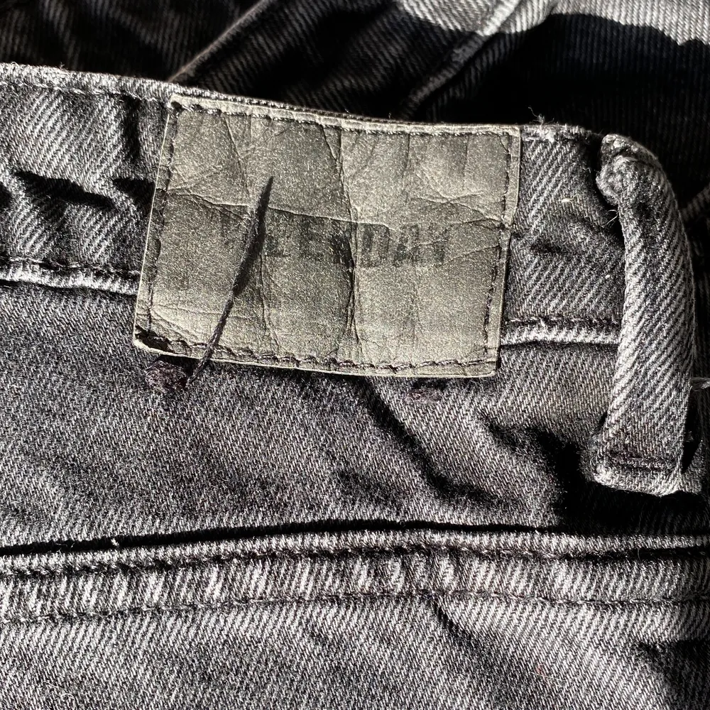 snygga svarta jeans från weekday i modellen voyage! bra skick! står ingen stolek men jae 168 cm o brukar ha xs för referens! köparen står för frakten!. Jeans & Byxor.
