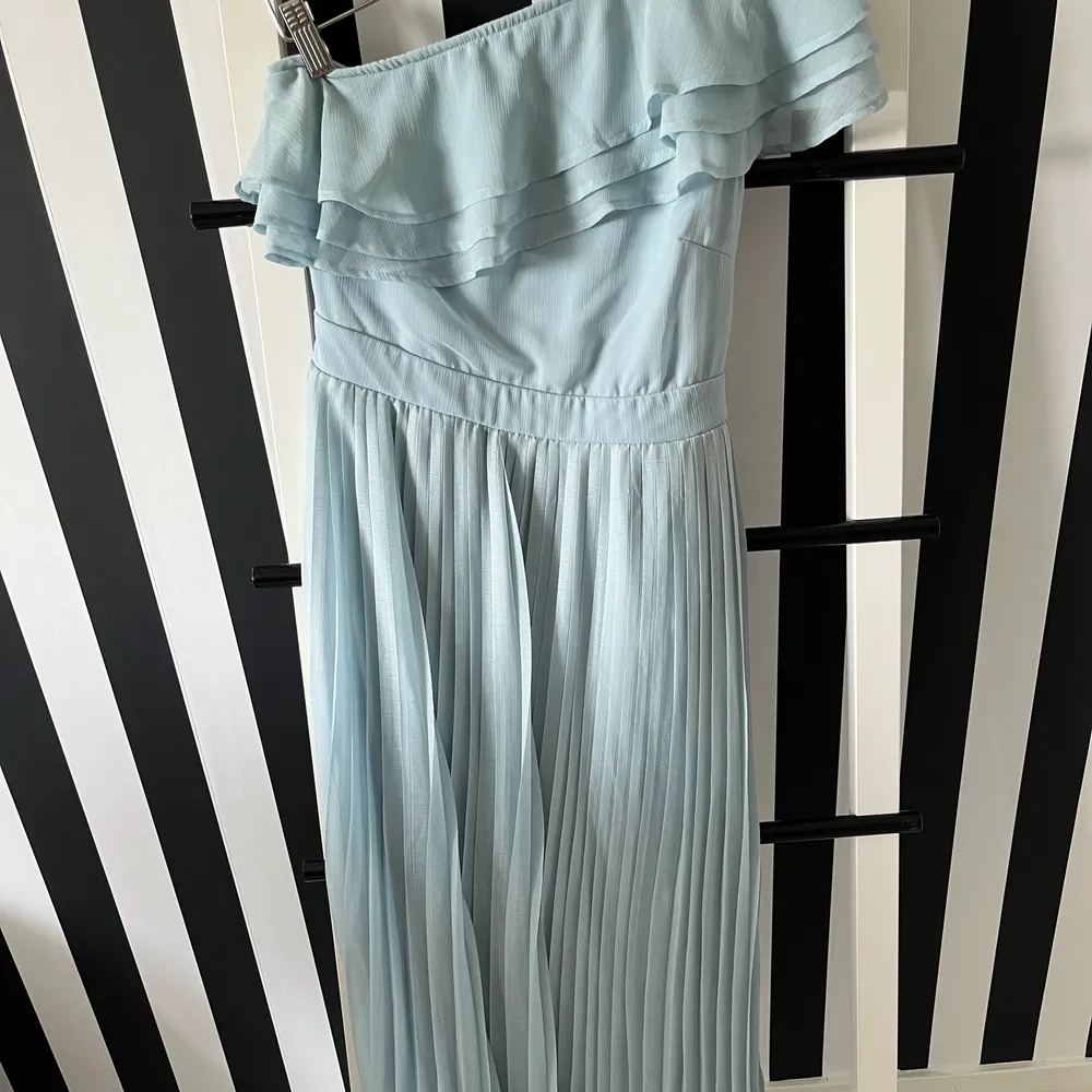 En oanvänd klänning från Carolinas kollektion! Kommer från Bubbelroom! Storl 38a! . Mekot.