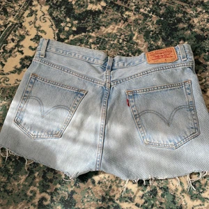 Levi’s jeans short i regular fit. - Ljusa denim shorts från levi’s i storleken W33/L34. 💥