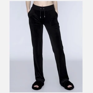 Juicy Couture Byxor - Säljer nu mina svarta lågmidjade Juicy Couture byxor. Säljer de för att jag köpte i fel storlek och de inte har kommit till användning. De är aldrig använda och har inte synliga fel. Säljer till den med bäst pris <333