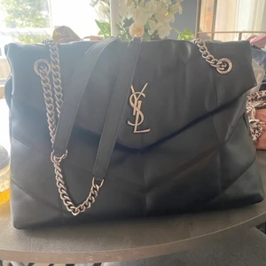 Saint Laurent Loulou puffer väska - Saint Laurent Loulou puffer väska. Den är inte äkta, men i äkta skinn samt med dustbag, serienummer osv. alltså en topptoppkopia som köptes väldigt dyrt! Vid fler intresserade blir det budgivning 