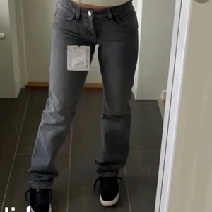 Grå low waist zara byxa - Säljer nu mina fina fina trendiga Zara byxor som är i stl 38. Jag gillar det väldigt mycket och det passar till exakt allt men har tyvärr tröttnat på det. Det är uppsträffade längstner och är också därför lite längre vilket jag föredrar!