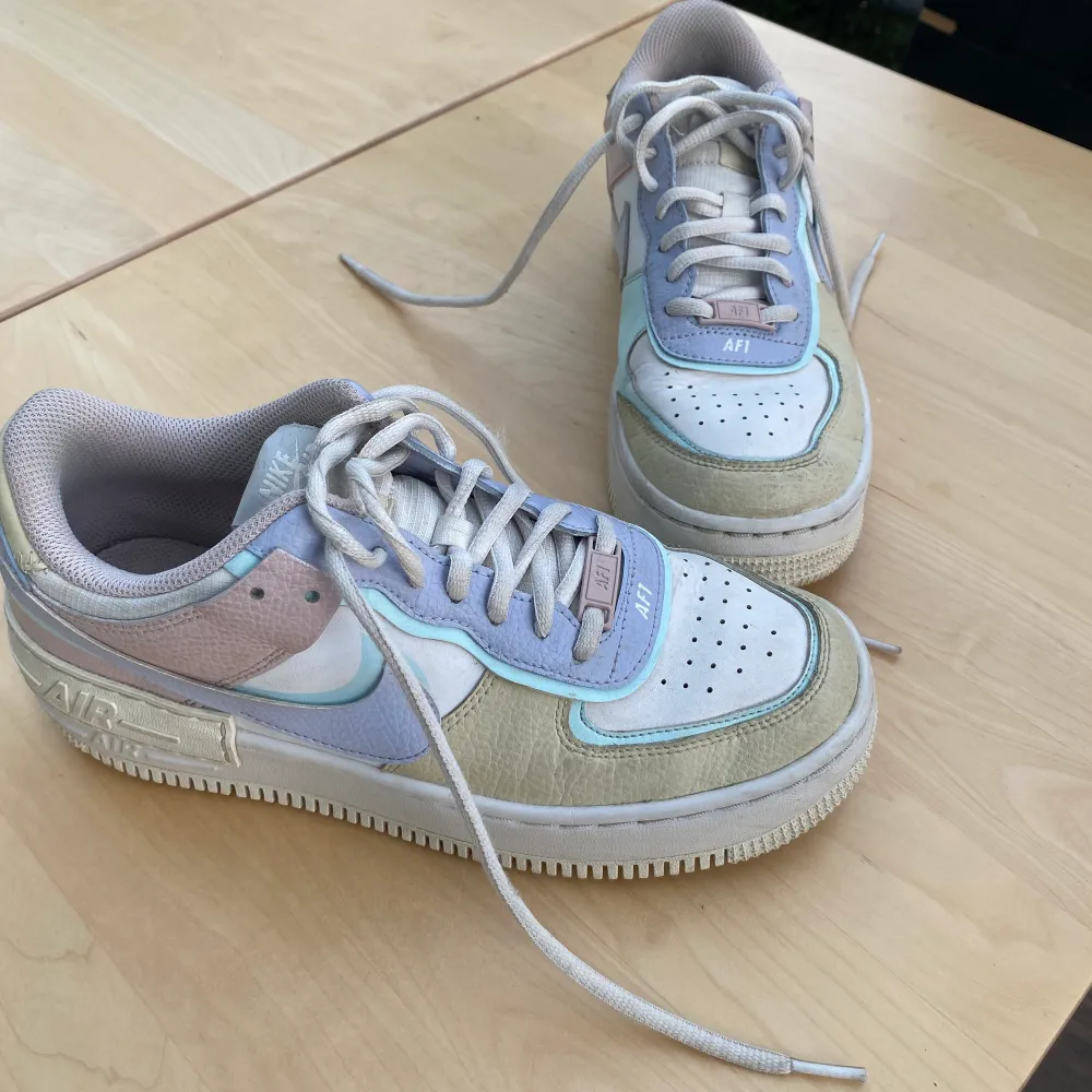 Nike Air Force 1 Low Shadow White Glacier Blue Ghost. Skorna är i bra skick och sparsamt använda, småveck på ovansidan framfoten. Skorna är i storlek 39. Nypris för skorna är minst 3000kr. Pris kan diskuteras och ställ gärna frågor!💓💓  Kunden står för frakt.. Skor.
