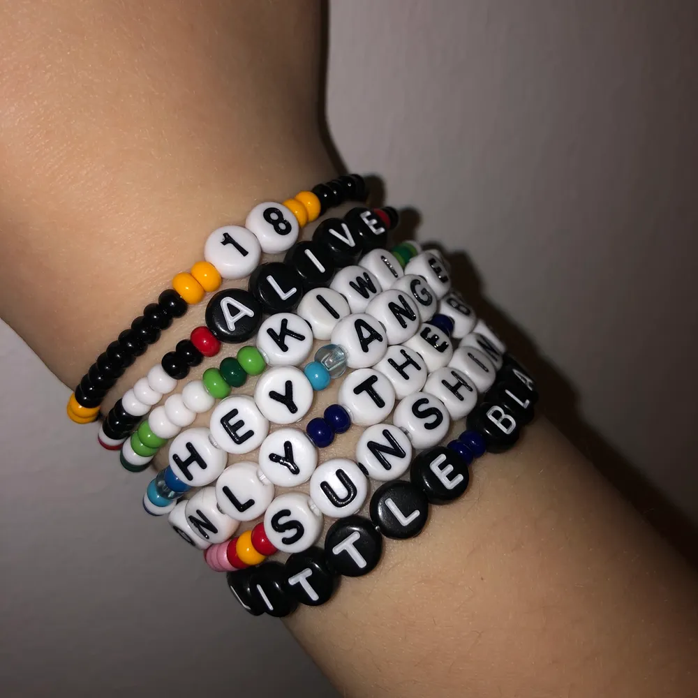 Designa ditt eget armband med one direction tema. Välj en låt, ett album osv. Blanda olika färger! Det finns siffror och hjärtan💚. Accessoarer.