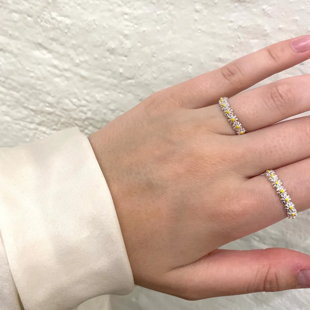 Supersöt silverfärgad ring med tusensköna blommor. Ringen är justerbar och säljs för 69kr totalt inräknat med frakt, för jag fraktar endast ♡ Skriv till mig privat om du är intresserad av att köpa! ☆ . Accessoarer.