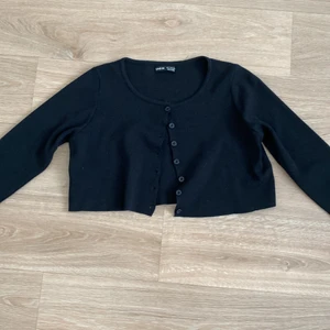 Kort kofta  - Kort svart korta från shein, den är aldrig använd eftersom den var för stor i midjan, storlek 36/s. 