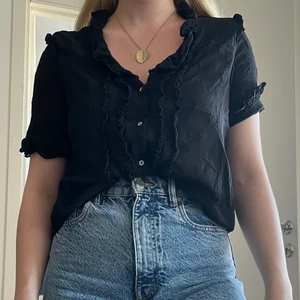 Blus - Svart blus från Zara i storlek XL. Inte så stor utan ville ha den passformen som ni ser på bilden :) 
