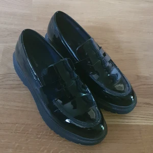 Lackskor - Lackskor från Attitude, köpta på DinSko. Använda ca 1-2 ggr. Säljes pga utrensning av garderoben. 