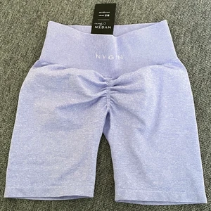 NVGTN shorts - Ett par lila shorts jag köpte vid senaste droppet på Nvgtn’s hemsida. Aldrig använt. Säljer dessa med anledning av att de var lite för små. Dessa heter ”Periwinkle Scruch Seamless Shorts” och du kan hitta mer information om de på Nvgtn’s hemsida. Frakten är inräknad i priset (66kr).