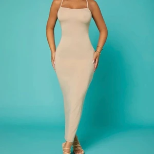 Beige skims liknande klänning - Beige klänning med justerbara band där bak, liknar skims klänningen. Säljer pga jag tycker inte färgen passar på mig. Storlek S men passar XS-M oxå pga tight men stretchig material. Köparen står för frakt 📦💓