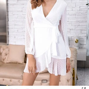 Klänning  - Säljer en klänning som var tänkt till studenten men storleken var fel. Det är L men skulle säga att den passar S/M, endast testad.