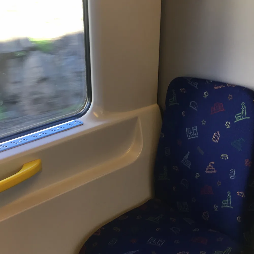 Lite repig tunnelbana. Kan inte åka någonstans men det får köparen fixa. Rullade bra när den hade hjul kvar. Ska kunna gå 100 km om den funkar. Behöver vattnas två gånger om dygnet. Hämtas med flygplan. (Blåval ingår). Accessoarer.