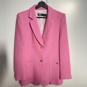 Rosa Kavaj Zara S  - Aldrig använd kavaj från Zara storlek S. Jag kan mötas upp i Malmö Centrum eller skicka men köparen står för eventuell frakt. 