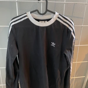 Adidas tröja - Säljer denna adidas tröjan den är köpt secondhand och inte använd så mycket.