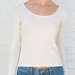 Jillian basic topp - Söt Jillian basic topp från brandy melville. Köpt på plick. Själv aldrig använt nypris ca 200 + frakt. One size men passar XS, S och M beroende på önskad passform. Bra skick förutom lite nopprig.  Köparen står för frakt. ❤️ PRIS KAN SÄNKAS VID SNABB AFFÄR.