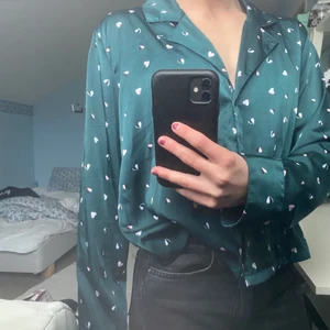 Sidenskjorta - Jättesöt sidenskjorta💞 Sparsamt använd, jättefint skick!