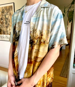 Yoke skjorta - Yoke skjorta köpt på junkyard, kan användas som överskjorta. Jätteskönt material och perfekt till sommaren. Använd två gånger, alltså i nyskick. Storlek M. Skriv för fler bilder!