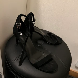 Klackskor - Ett par svarta klackskor i storlek 39. Använda en kväll