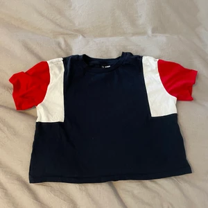 Croptop - Knappt använd. Har du funderingar är det bara att höra av sig☺️