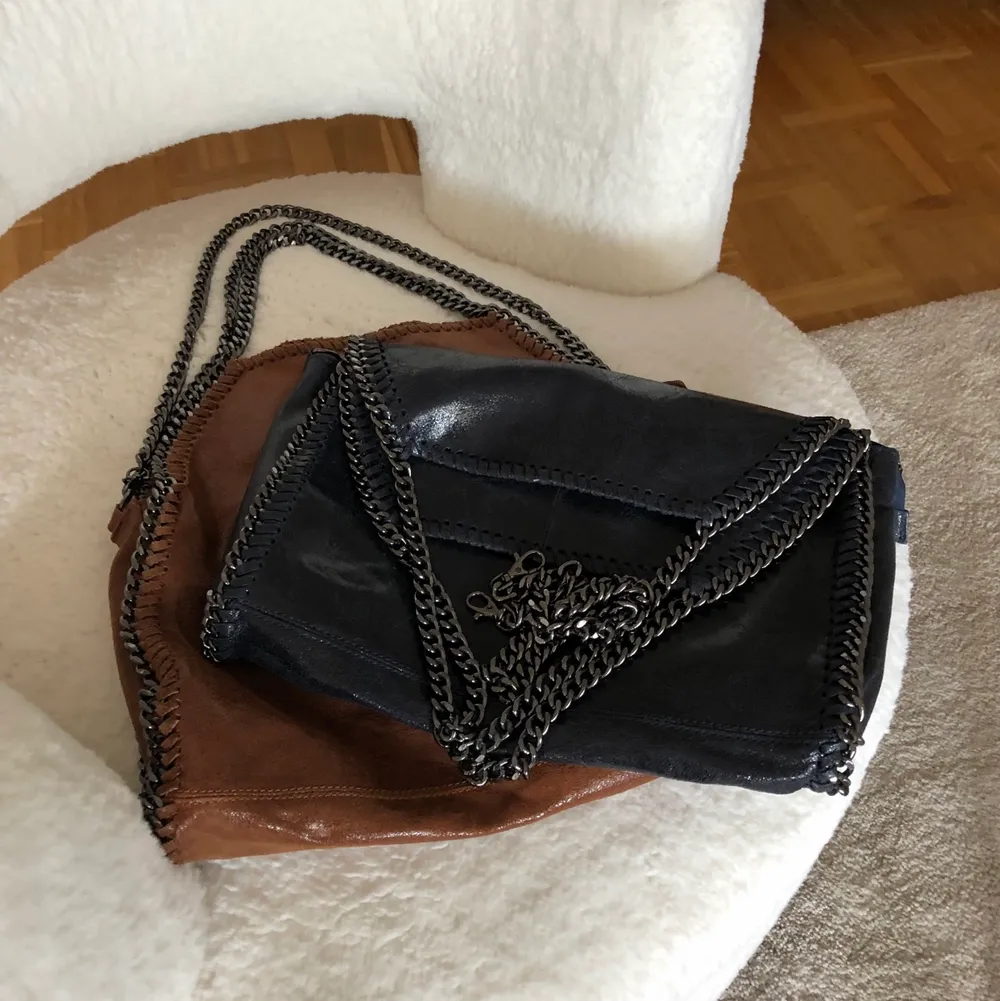 Stella McCartney liknande väskor köpta utomlands för 1500 kr styck använda 2 gånger MAX, inte riktigt min stil längre men sjukt snygga ! En brun och en mörk mörk blå båda har sånt fint shimmer. Äkta skinn 599 kr styck 1050 för båda. Höjd 39 bredd 35cm. Laukut & Käsilaukut.