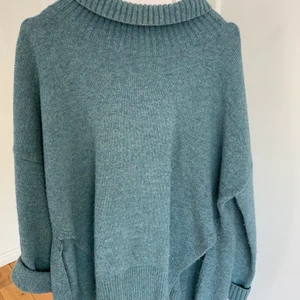 Grönblå Myströja🤍 - Säljer en helt underbar blå/grön tröja som är så mysig till sena sommarkvällar. Från French Connection. Storleken är 34 men passformen är oversized.💚 Köparen står för frakt:))