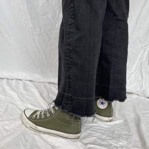 Svarta vida jeans från HM. Påminner om modellen Ace från Weekday. Fransig kant. Strl 36. Köparen står för frakten. 🤝💘