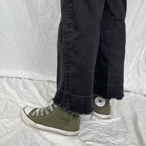 Svarta jeans 🖤 - Svarta vida jeans från HM. Påminner om modellen Ace från Weekday. Fransig kant. Strl 36. Köparen står för frakten. 🤝💘