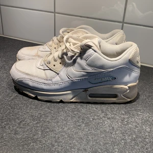 Nike Airmax - Strl 38.5, har används mycket som ni kan se, säljer för dom bara ligger och dammar