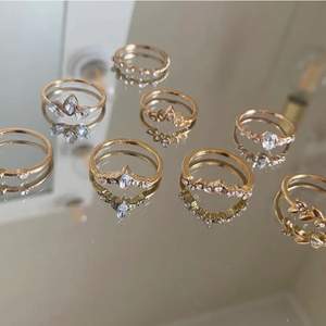 8 fina guldfärgade ringar, aldrig använda eftersom de inte passade på mina smala fingrar :/ 