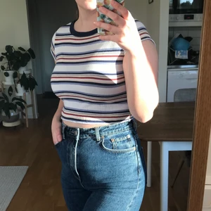 Randig topp - Randig croppad topp från Bershka, supersöt. Älskad men jag har andra tshirts som jag väljer framför denna.