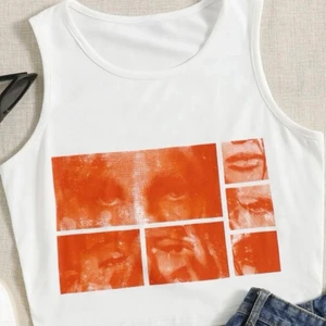 Print tank top  - Vitt linne med orange print på framsidan. 