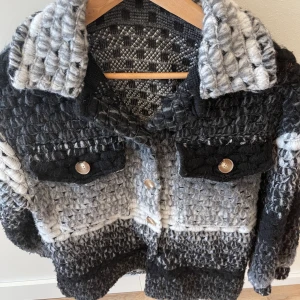 Jacka - Oanvänd ”bubbel jacka” från 🇮🇹. Onsezie med super passform och skönt material. Jag är i vanliga fall storlek M/L. Passa på nu när solen och värmen kommer. 🌟💜🌟💜