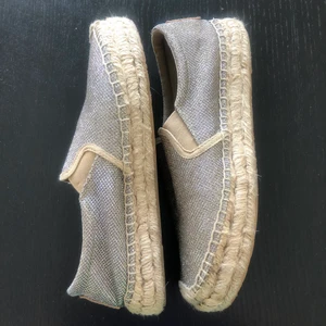 Espadrille  - Espadrille replay i guld 300kr st eller båda svarta och guldiga för 500:- 