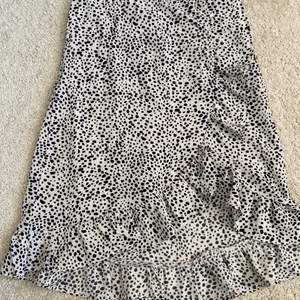 Prickig kjol köpt förra sommaren💕 Kontakta för fler bilder 