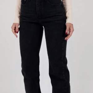 Nu säljer jag mina svarta jeans från venderbys! Dom är så snygga och så bekväma, dom är sparsamt använda och i fint skick! Nypris är 650kr och jag säljer för 250!✨