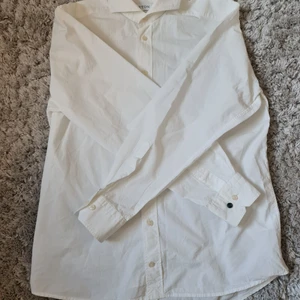 Eton skjorta - Skjorta från Eton i storlek 40, ungefär medium. Den har inga märkbara defekter och är i väldigt fint skick. Om du har frågor eller vill ha fler bilder tvecka inte att skicka ett meddelande. Nypris: 1500. Pris kan diskuteras.