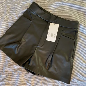 Zara skinnshorts  - Helt oanvända trendiga skinnshorts från Zara!! Älskar de men köpte ett liknande par så valde att sälja dessa, skitsnygga verkligen😚😚🥰 nypris 299 säljer nu för 199! frakt ingår inte i priset